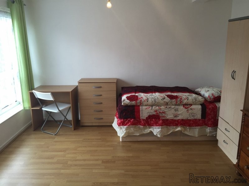 Room share for men, Zone 2, Mile End