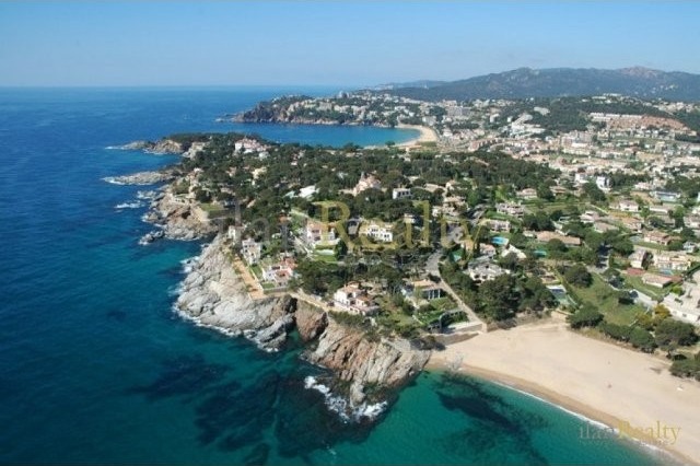 Spectacular 3700 m2 plot located in..
