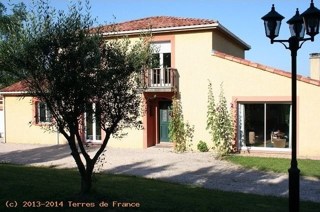 Maison Moderne De Village Avec Piscine..