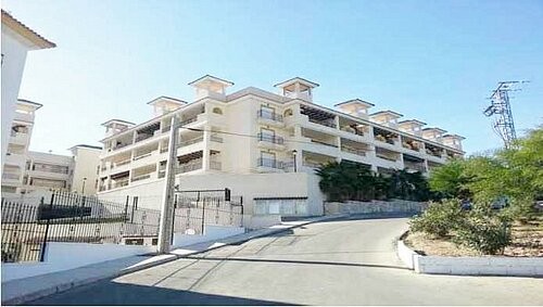 * JUST 10 MINS FROM THE BEACH