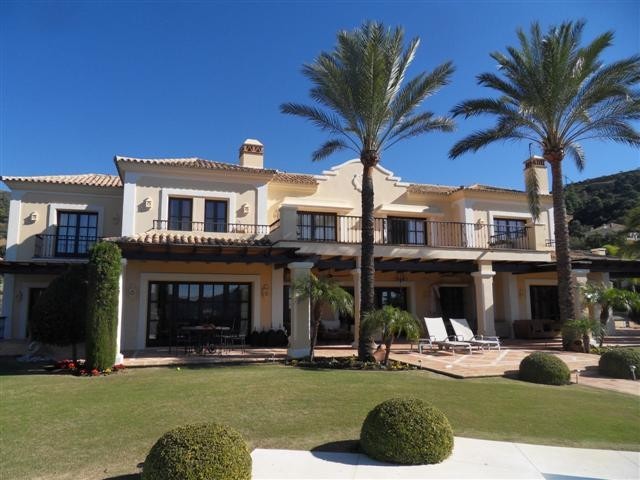 Villa - This 5 bedroom villa is set in..