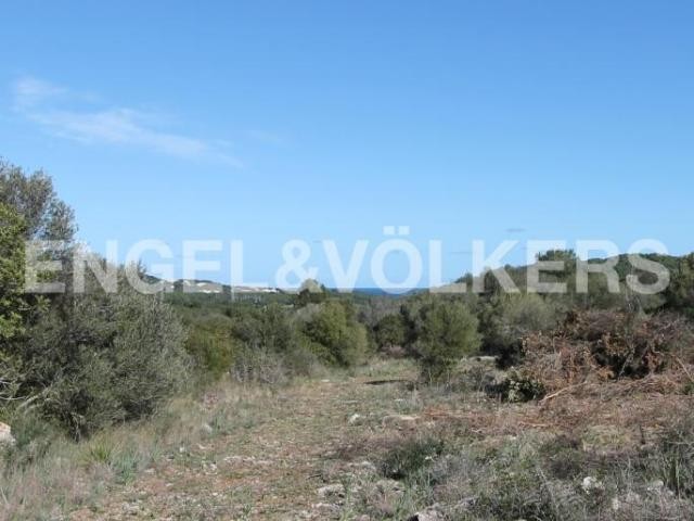 Wonderful plot of land with sea views