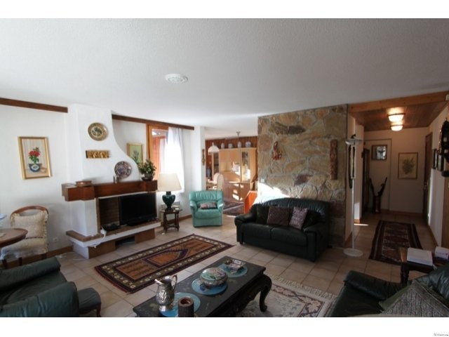 A large 2 bed apartment, close to Les.. - 2