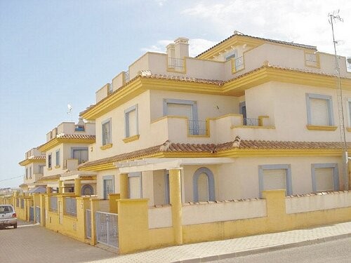 BEAUTIFUL 2 BED TOWNHOUSE