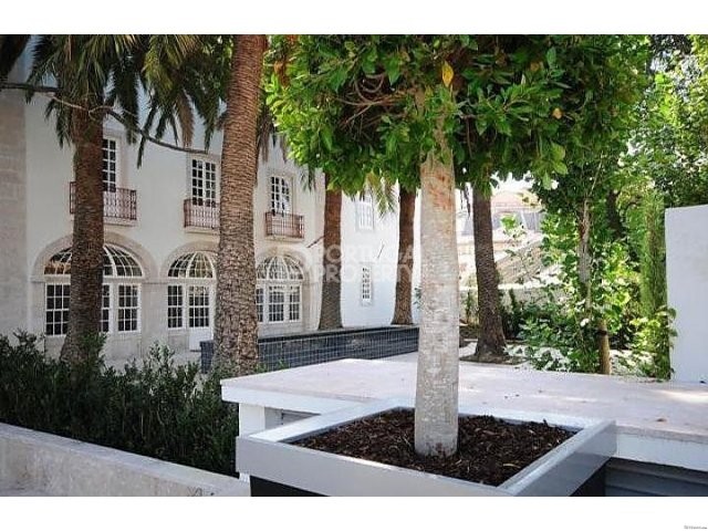 Excellent 4 bedroom apartment in Bairro..