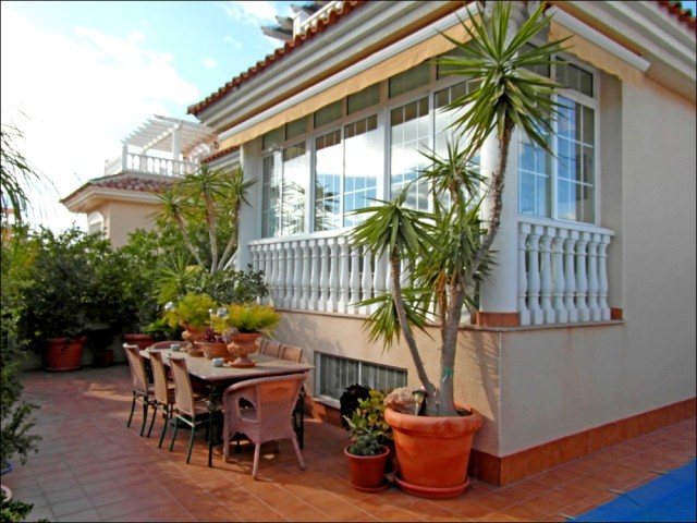 Impressive Villa with Pool, Near Los..
