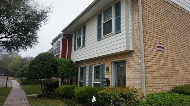 3 bedroom Apartment For Sale: 1569 W..