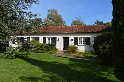 A lovely property close to shops with a.. - 2
