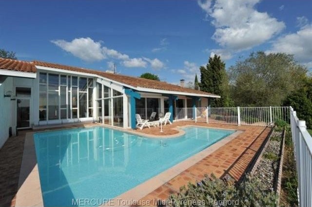 5 bedroom Villa For Sale: 47300..
