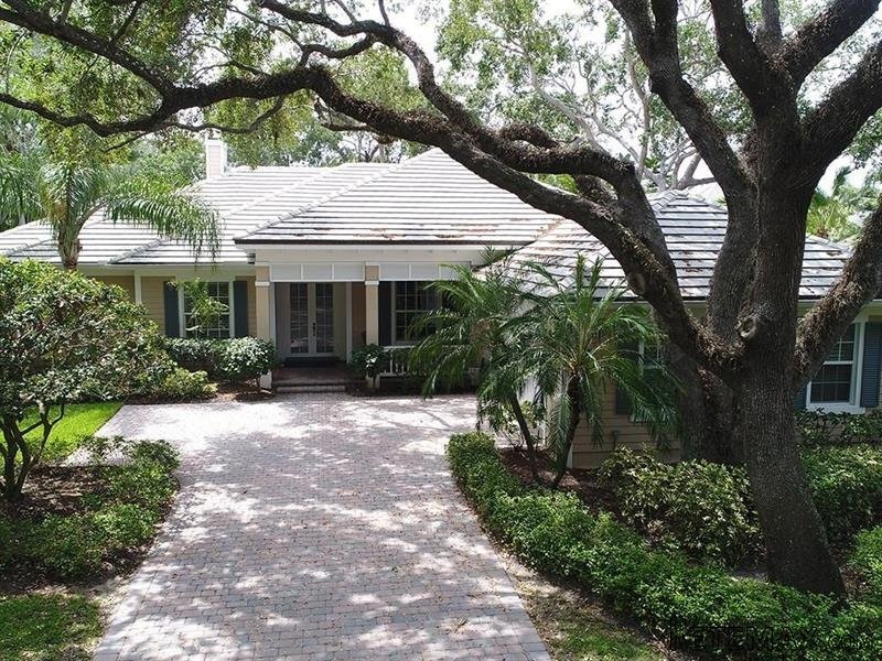 4 bedroom House For Sale: 671 N..