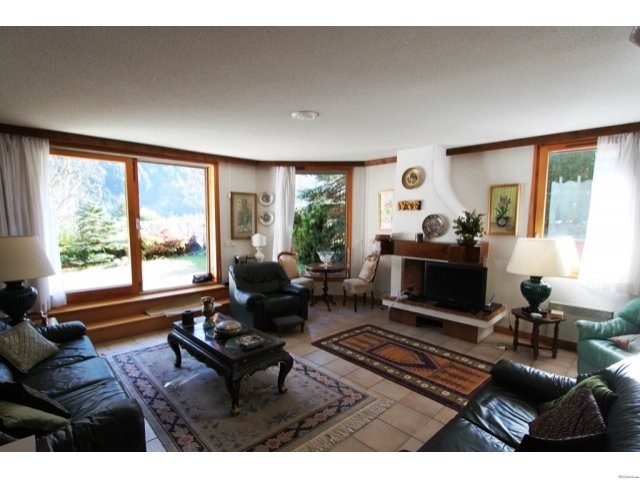 A large 2 bed apartment, close to Les..