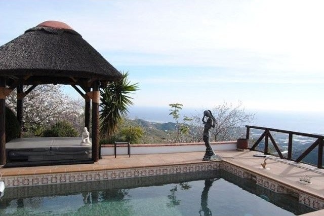 Villa for Sale in Sayalonga 350.000.. - 2