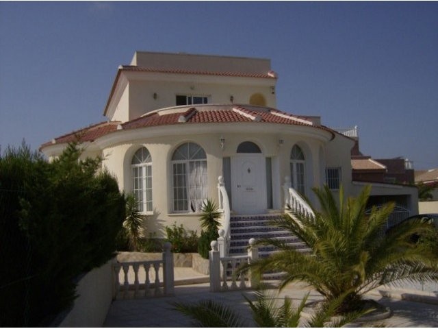 4 Bedrooms - Villa - Alicante - For Sale