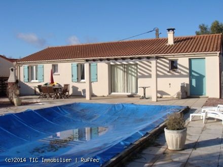 Bungalow with swimming pool near Civray