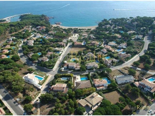 Spectacular 3700 m2 plot located in.. - 2