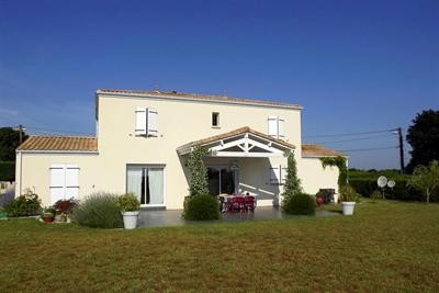 4 Bedrooms - House - Poitou-Charentes -..