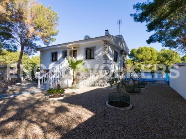 Beautiful house with plot in Urb. Los..