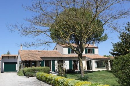 Villa With Swimming Pool For Sale St..
