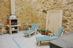 Spacious Immaculate Village House - 2