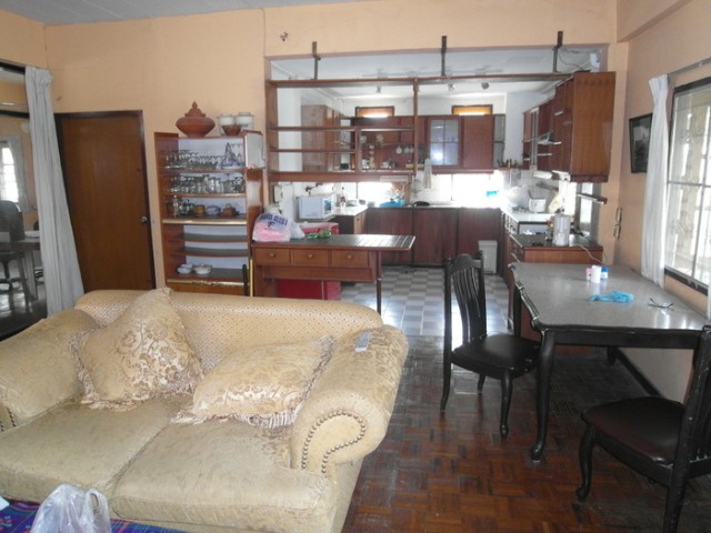 Guesthouse with 15 units at central.. - 2