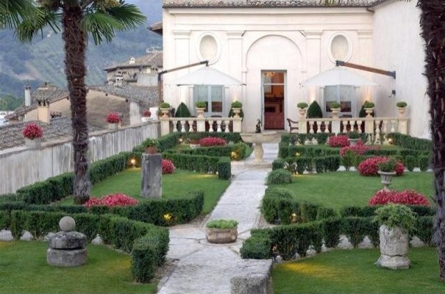 12 bedroom House For Sale: Spoleto..