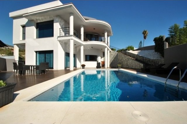 Villa - This amazing contemporary villa..