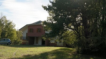 Large detached property 5 minutes from..