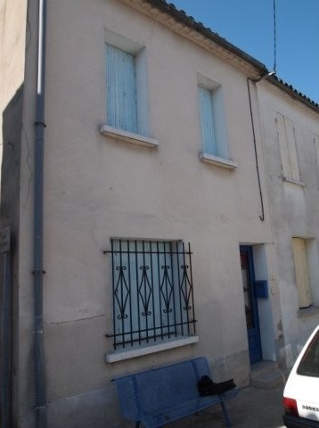 2 bedroom town house in good condition..