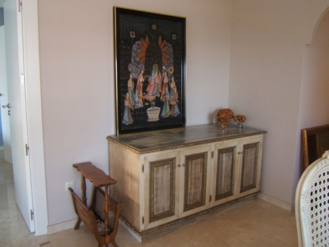 4 Bedrooms reformed apartment right in..