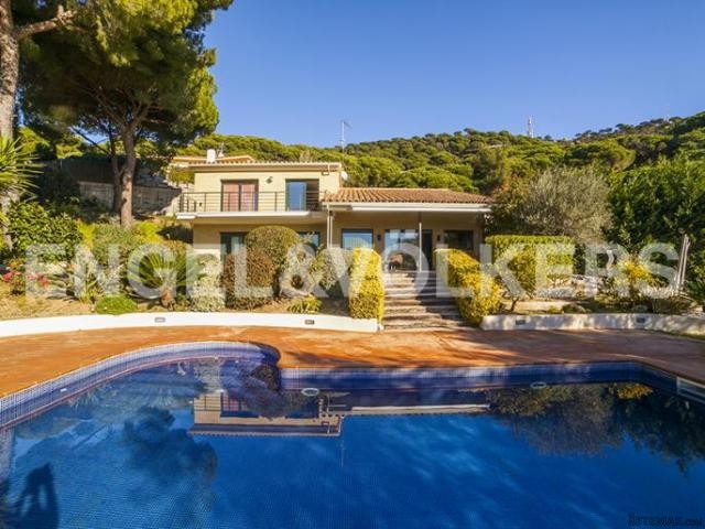 The luxury of living with the blue sea..