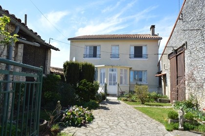 A proximite d'Aunac maison de campagne..