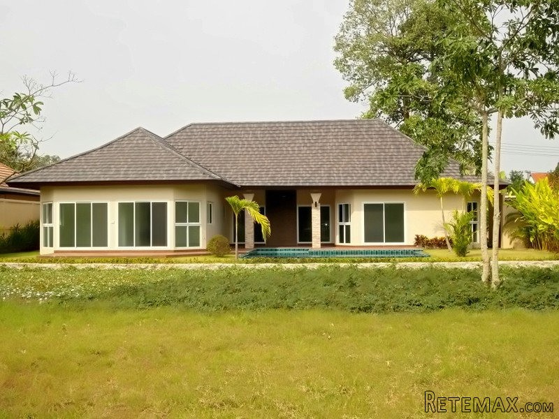 Modern 4 bedroom pool villa on large..