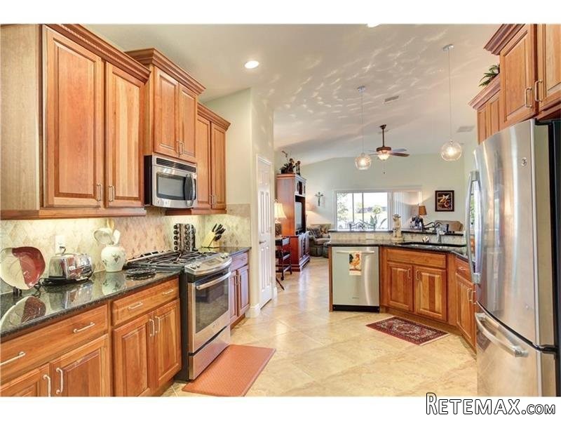 2 bedroom House For Sale: 631 Gossamer.. - 2