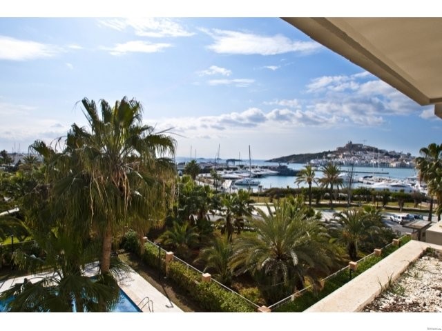 Stately Apartment With Superb Views To..