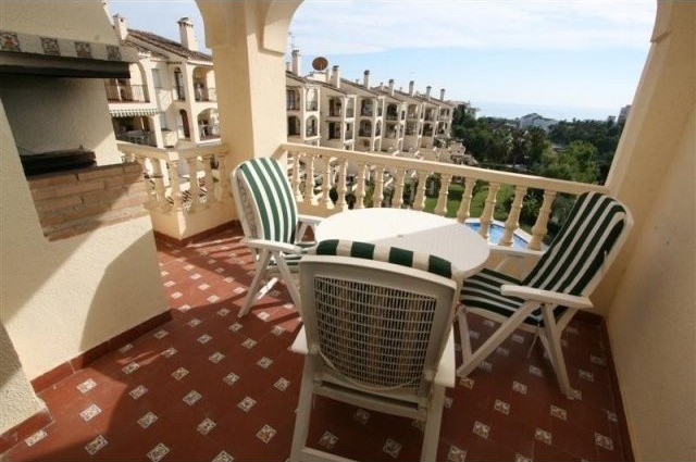 Apartment - Nice South-facing top floor..