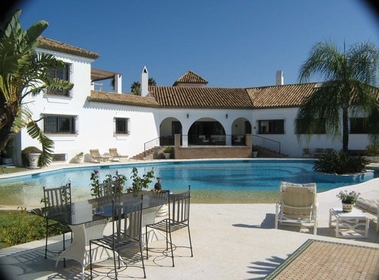 Villa for sale in New Golden Mile..