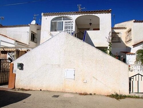 2 BED APARTMENT CLOSE TO BEACH