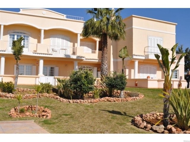 QUALITY APARTMENT IN PRIVATE ENCLOSED.. - 2