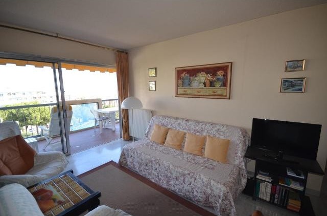 Bright open plan one bed with terrace