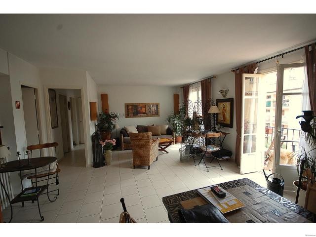 Urgent: Large Open Plan Living Room..