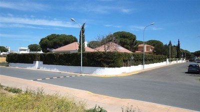 Villa - Detached villa on large corner..