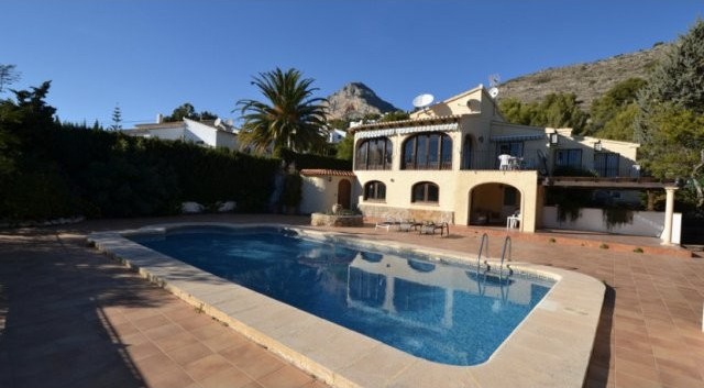 Large 4 Bedroom 3 Bathroom Villa On..