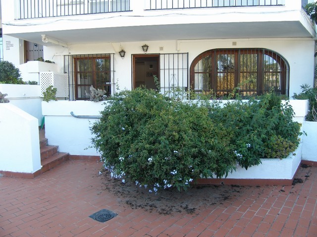 Apartment - A SPACIOUS CORNER END..