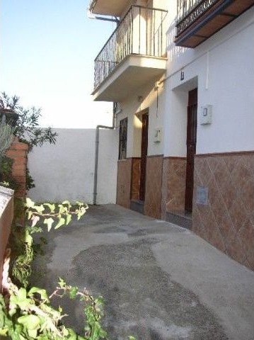 Town House - A very pretty 3 level..