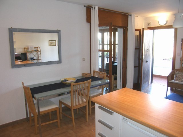 Apartment - A SPACIOUS CORNER END.. - 2