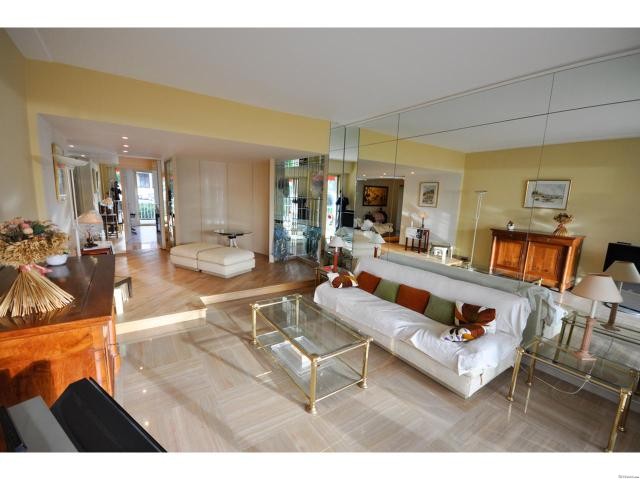 Calm, luxurious three bedroom apartment..