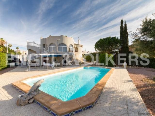 Sunny villa with large plot and lake.. - 2