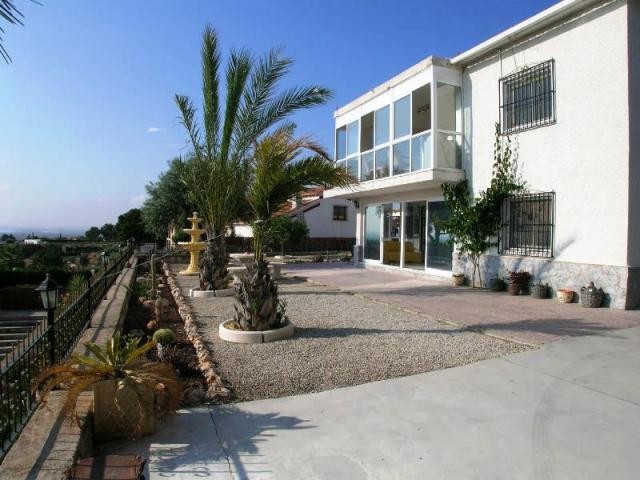 Large detached 4 Bed 3 Bath Villa..
