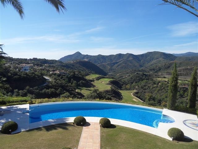 Villa - This 5 bedroom villa is set in.. - 2