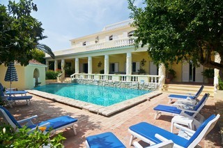 Beautiful and Private 6 Bedroom..